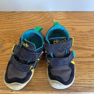 Plae Ty style size 8 blues/greens/gray